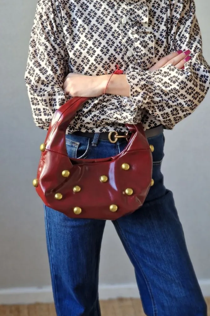 Bolso baguette granate con tachas