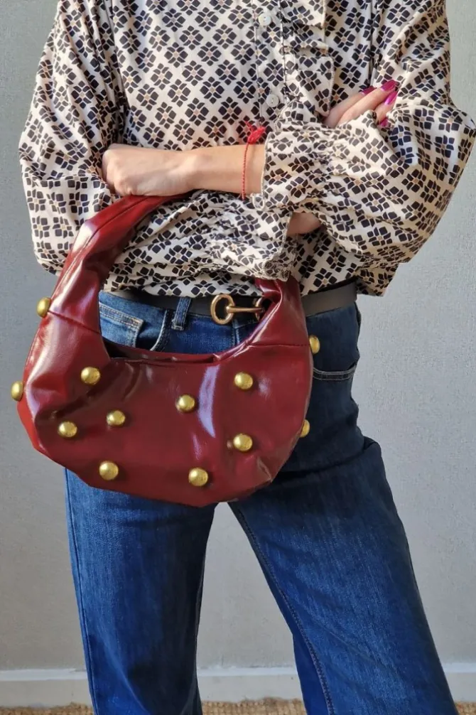 Bolso baguette granate con tachas
