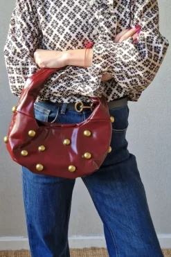 Bolso baguette granate con tachas