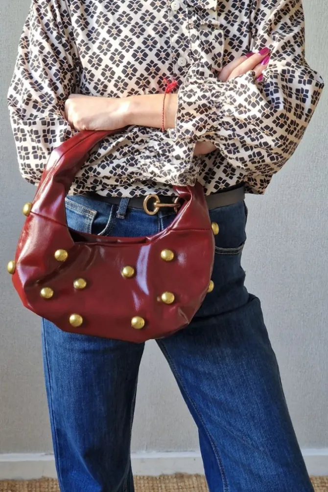 Bolso baguette granate con tachas