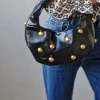 Bolso baguette negro con tachas