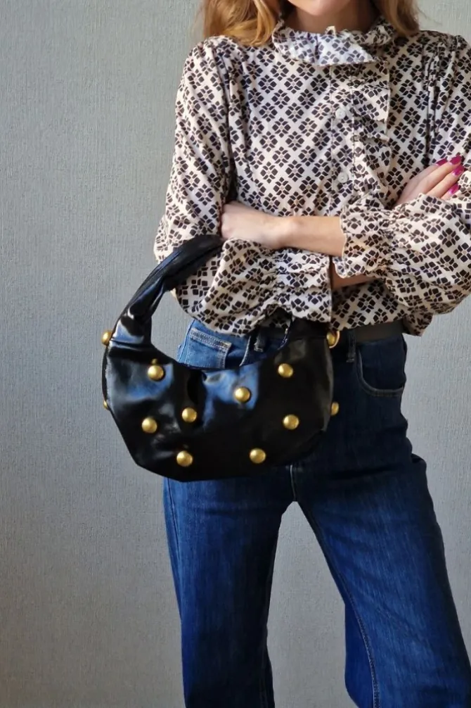Bolso baguette negro con tachas