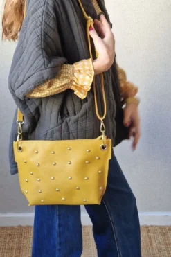 Bolso bandolera tachuelas mostaza