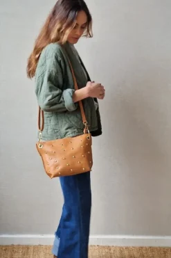 Bolso bandolera tachuelas camel