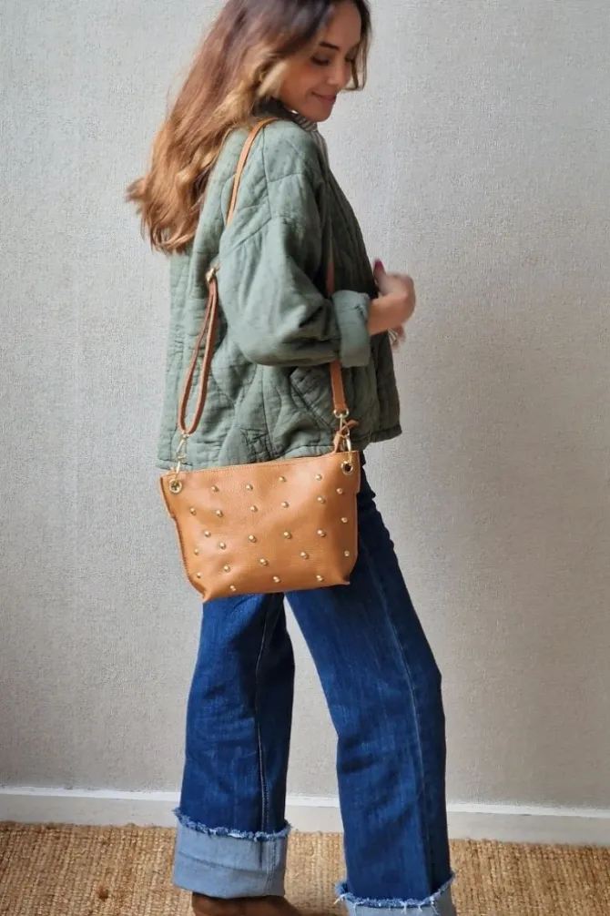 Bolso bandolera tachuelas camel