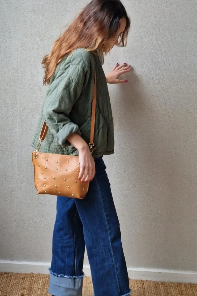 Bolso bandolera tachuelas camel