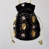 Bolso bombonera negra y piedras