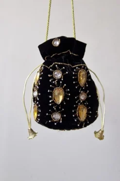 Bolso bombonera negra y piedras