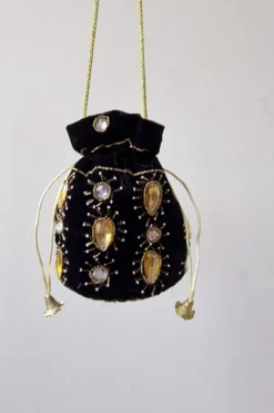 Bolso bombonera negra y piedras