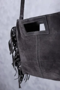 Bolso de ante con flecos gris