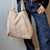 Bolso de ante shopping con tachuelas beige