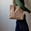 Bolso de ante shopping con tachuelas topo