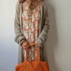 Bolso de ante shopping con tachuelas naranja