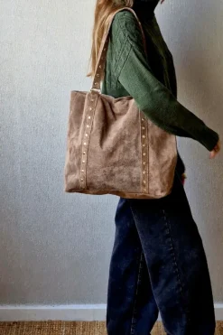 Bolso de ante shopping con tachuelas topo