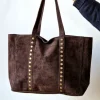Bolso de ante shopping con tachuelas chocolate