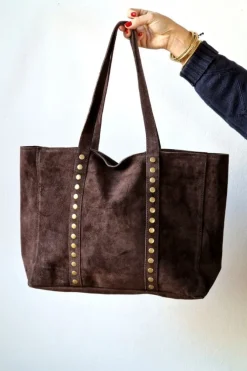 Bolso de ante shopping con tachuelas chocolate