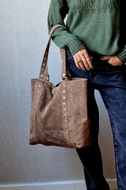 Bolso de ante shopping con tachuelas topo