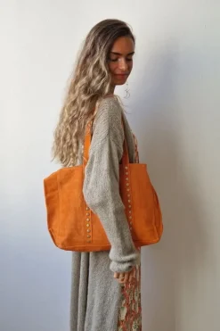 Bolso de ante shopping con tachuelas naranja