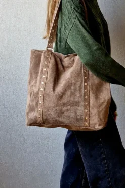 Bolso de ante shopping con tachuelas topo