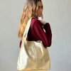 Bolso de hombro de piel dorado