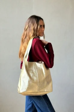Bolso de hombro de piel dorado