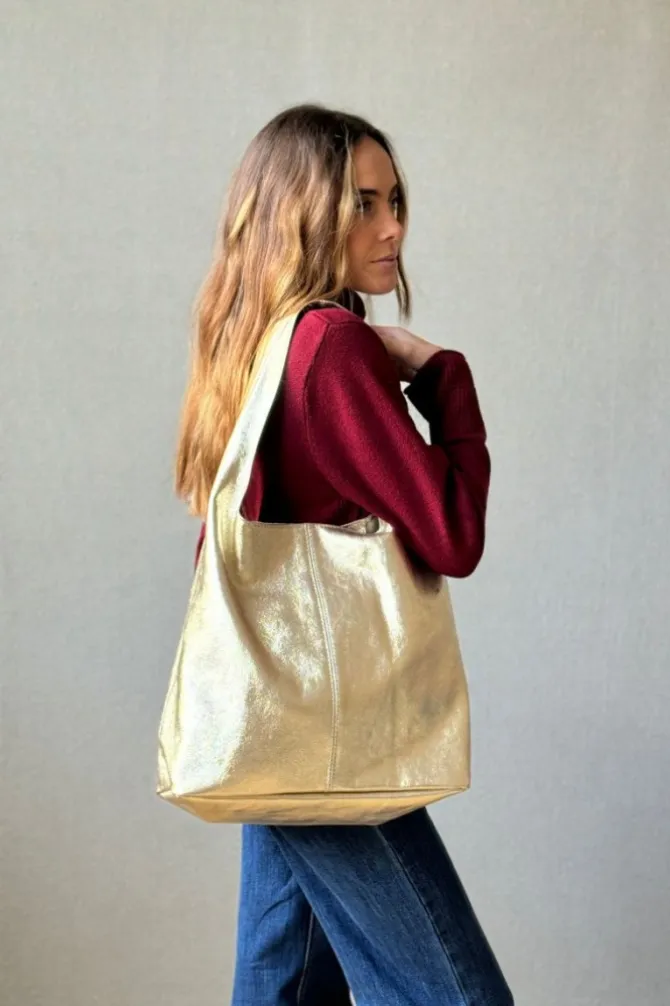 Bolso de hombro de piel dorado