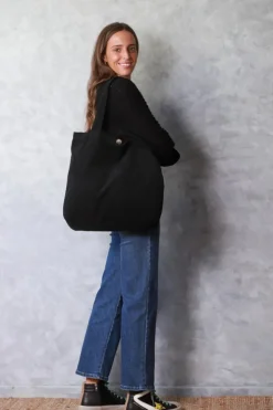 Bolso de pana negro con opción de personalizarlo