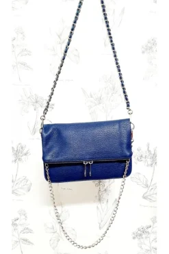 Bolso de piel azul con dos cadenas