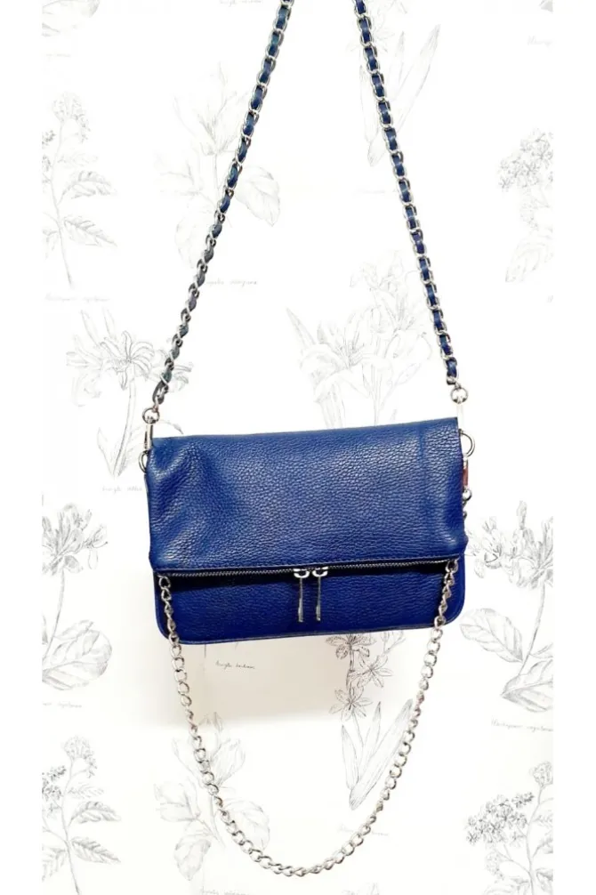 Bolso de piel azul con dos cadenas