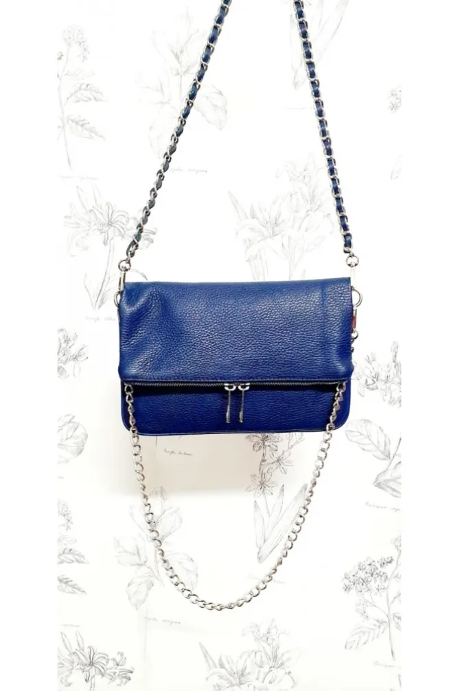 Bolso de piel azul con dos cadenas