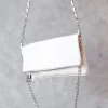 Bolso de piel blanco con dos cadenas