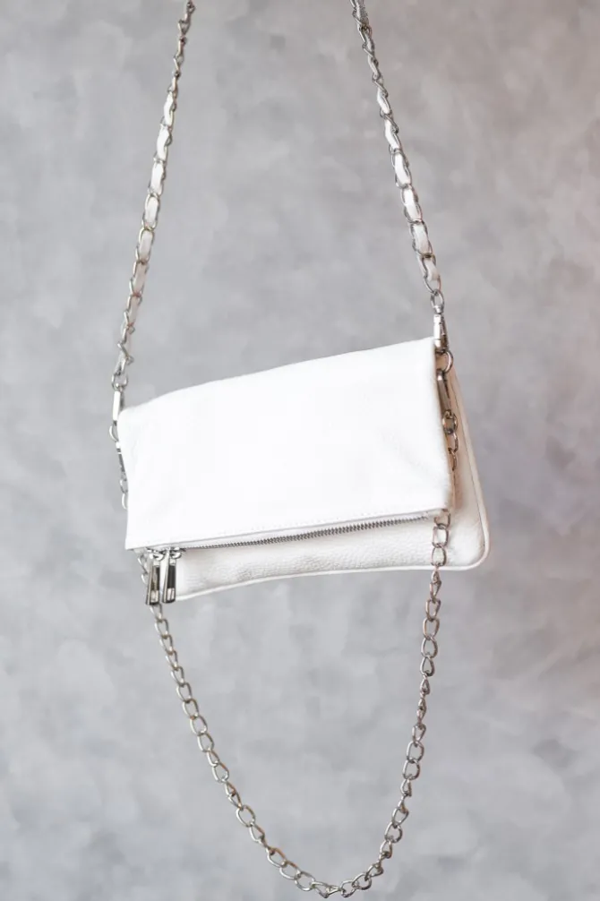 Bolso de piel blanco con dos cadenas