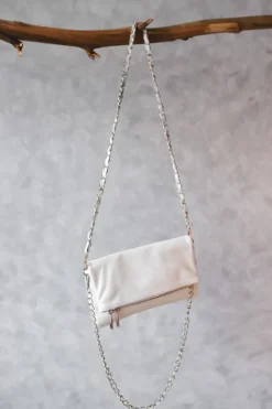 Bolso de piel blanco con dos cadenas