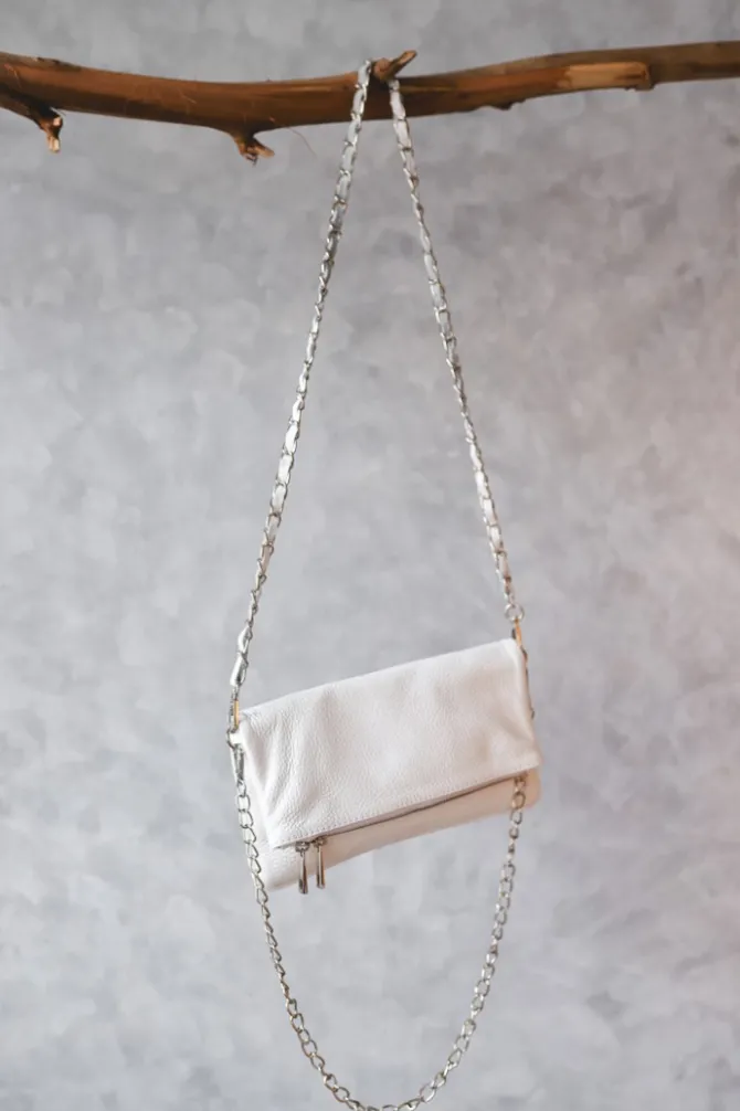 Bolso de piel blanco con dos cadenas