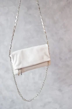 Bolso de piel blanco con dos cadenas