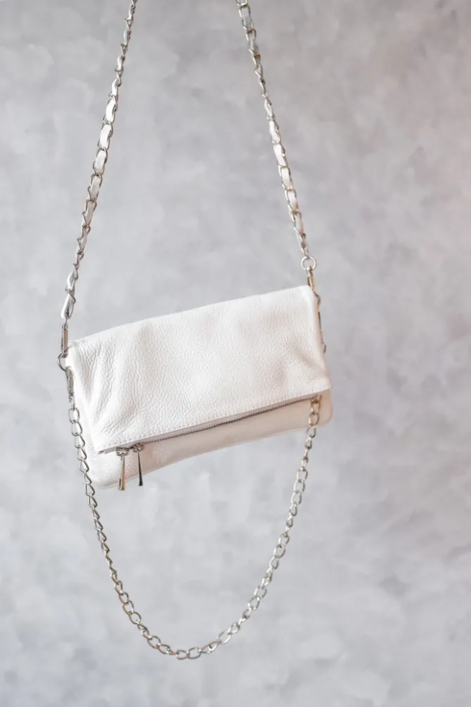 Bolso de piel blanco con dos cadenas