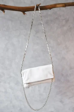 Bolso de piel blanco con dos cadenas