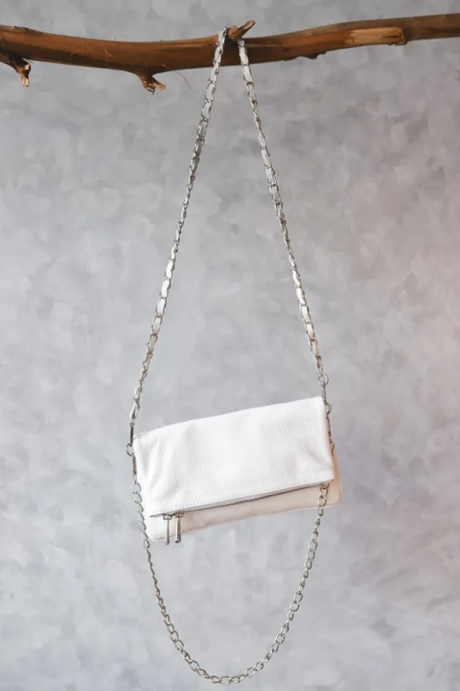 Bolso de piel blanco con dos cadenas