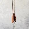 Bolso de piel camel con dos cadenas