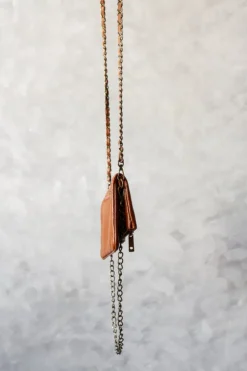 Bolso de piel camel con dos cadenas
