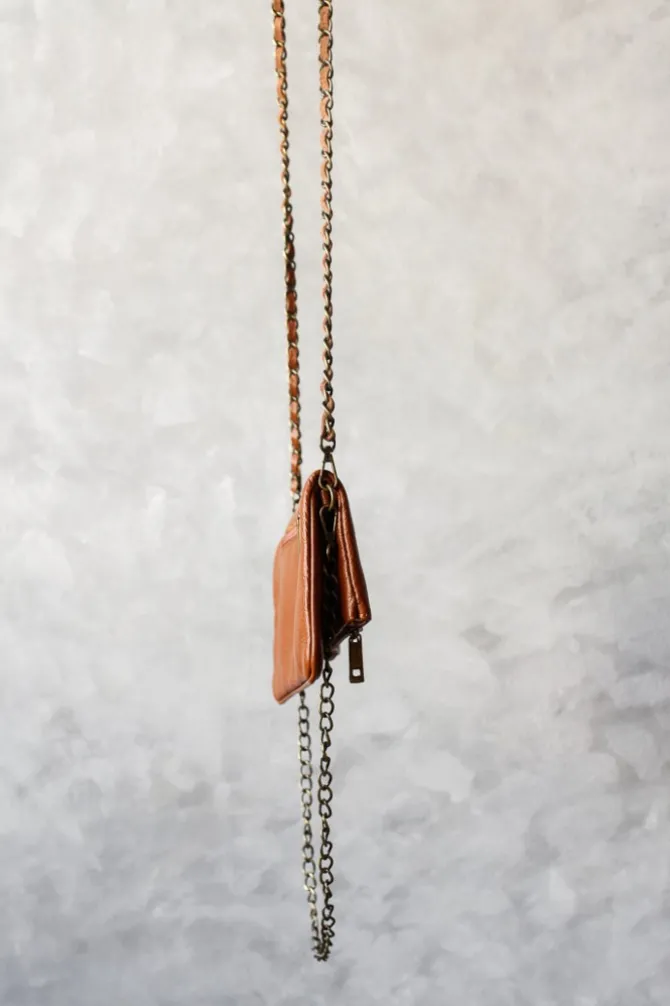 Bolso de piel camel con dos cadenas