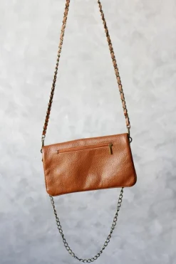 Bolso de piel camel con dos cadenas