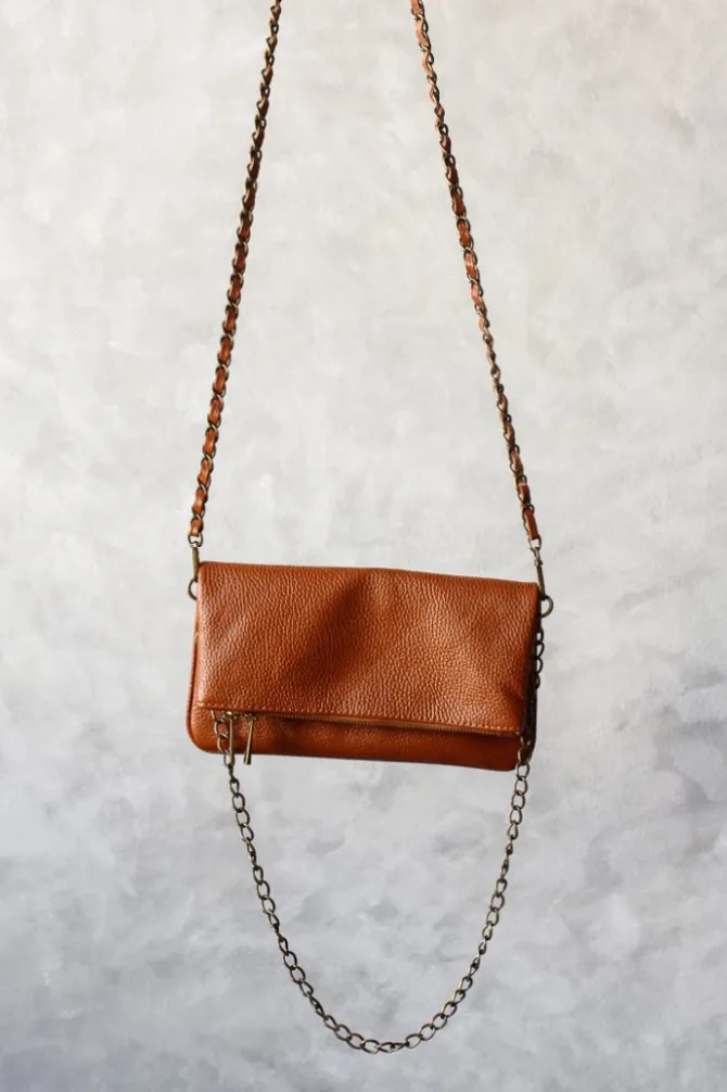 Bolso de piel camel con dos cadenas