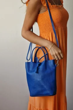 Bolso de piel con cinta para cruzar azul