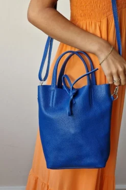 Bolso de piel con cinta para cruzar azul