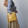 Bolso de piel con flecos mostaza