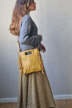 Bolso de piel con flecos mostaza