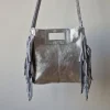 Bolso de piel con flecos plateado metalizado