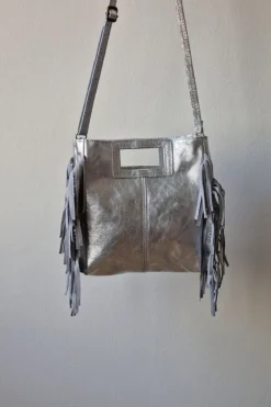 Bolso de piel con flecos plateado metalizado