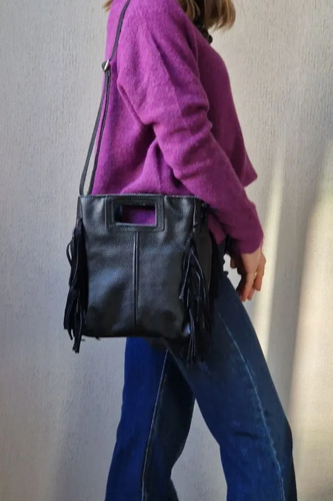 Bolso de piel con flecos negro